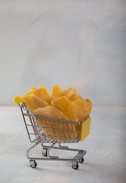 Natürliche Mango-Chips in einem Einkaufswagen.