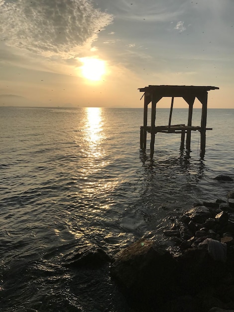 Natürliche Meereslandschaft des Sonnenaufganghimmels