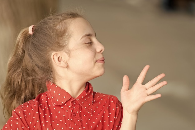 Natürliche Pflege ihrer Haut Kleines Kind mit gesunder Haut und Schönheit im Freien Niedliches kleines Mädchen mit weicher Babyhaut auf entzückendem Gesicht Hautpflegekosmetik und Hygieneprodukte für Kinder