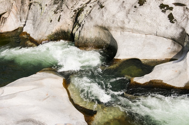 Natürliche Pools von Los Pilones in der Schlucht Garganta de los infiernos, Jerte-Tal, Caceres, Spanien.