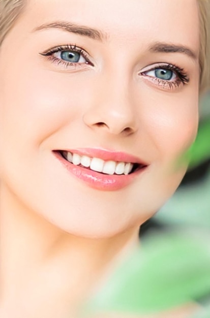 Natürliche Schönheit, perfekte weiße Zähne und gesundes Lächeln, schöne Frau in der Natur für Hautpflegekosmetik und Zahnpflege