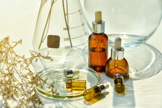 Natürliche Schönheitsprodukte für die Hautpflege Bio-Botanik-Extraktionsserumöl und wissenschaftliche Laborglaswaren Blanko-Label-Kosmetik-Spa-Behälter für Branding-Mockup