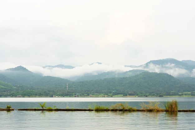 Natürliche Sicht auf Fluss und Berg