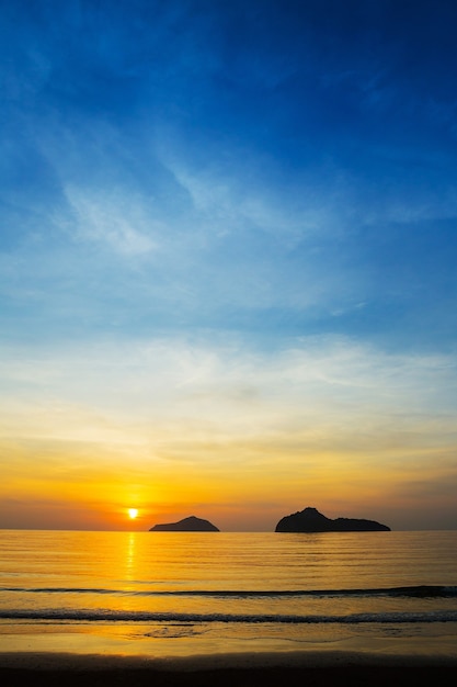 Natürliche Szene an Strand AO Manow in der Sonnenaufgangzeit. Prozessfarbe.