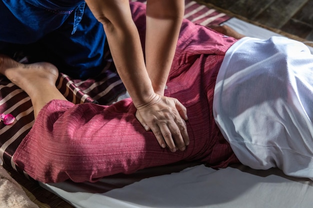 Natürliche Thai-Massage im Spa Entspannt im Spa Resort Body Beauty Entspannung und Wellness und Körper mit Masseur Konzept eines ruhigen Spas im thailändischen Stil