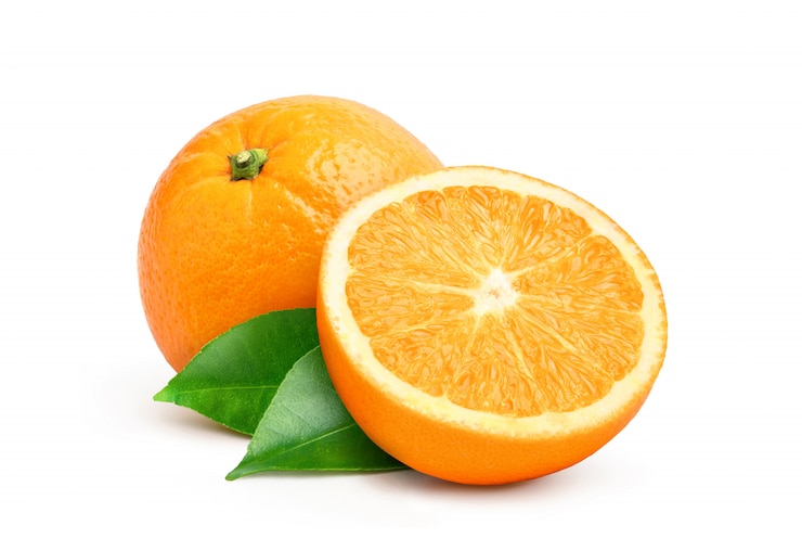 Foto natürliche valecia-orangefrucht mit in zwei hälften geschnittenen und isolierten grünen blättern auf weißem hintergrund