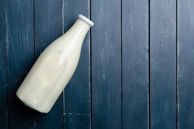 Foto natürliche vollmilch in einer flasche