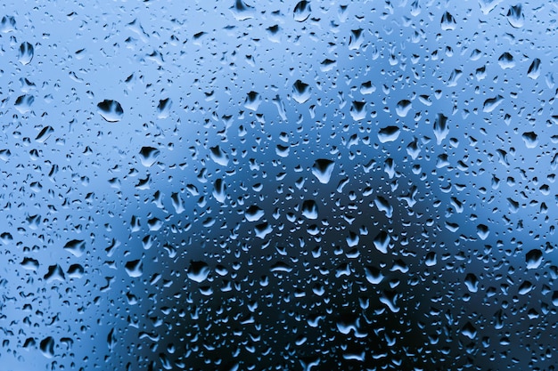 natürliche Wassertropfen auf Fensterglas