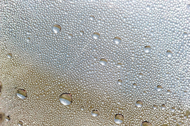 Natürliche Wassertropfen auf Glas