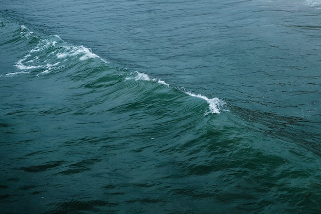 Natürliche Welle über dem Meer