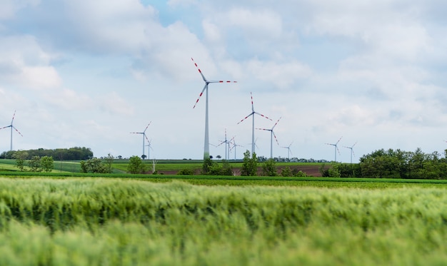 Natürliche Windkraftanlage und nachhaltige umweltfreundliche Energie