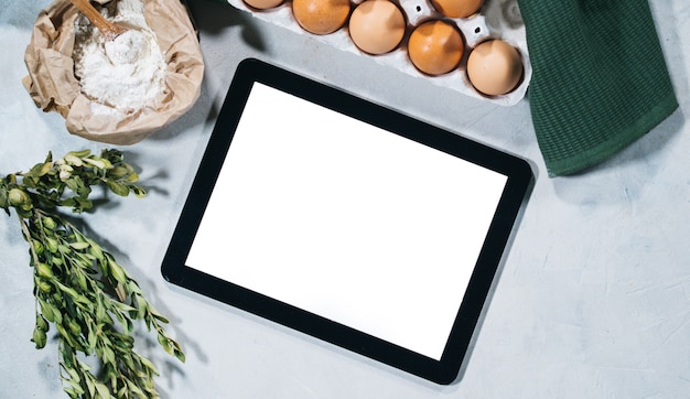 Natürliche Zutaten zum Backen mit Tablette