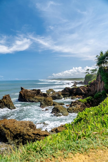 Natürlicher Blick auf die Küste in Indonesien bei sonnigem Wetter