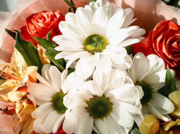 Natürlicher BlumenhintergrundBlumenstrauß aus schönen Blumen Helle Grußkarte