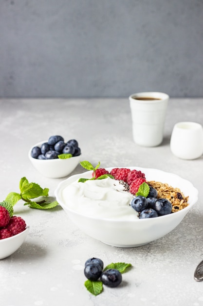 Natürlicher griechischer Joghurt, Müsli und Beeren.