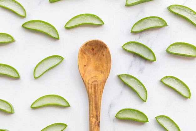 Natürlicher grüner Aloe-Vera-Stamm in Scheiben geschnitten Gesundheit und Wohlbefinden Hintergrund