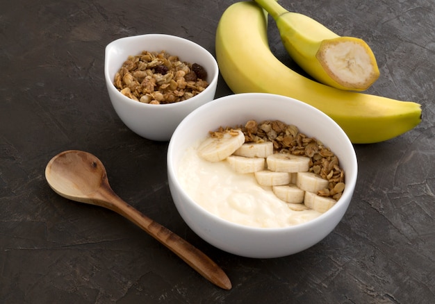 Natürlicher hausgemachter Joghurt mit Müsli und Banane.