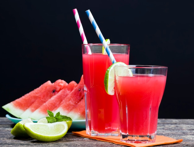 Natürlicher hausgemachter Saft der roten Wassermelone aus Stücken roter saftiger Wassermelone, natürliches Lebensmittelprodukt, Nahaufnahme