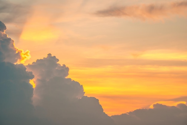 Natürlicher Himmel filmischer schöner gelber und weißer Beschaffenheitshintergrund