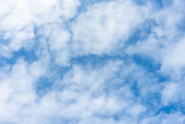 Natürlicher Hintergrund des blauen Himmels und der weißen Wolken. Lebendiges cyan-blaues Wolkengebilde in der Natur. Horizont-Skyline im Freien.