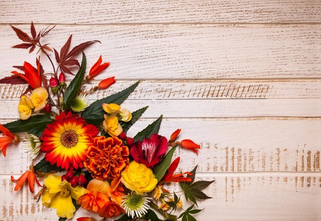 Foto natürlicher hintergrund mit blumen