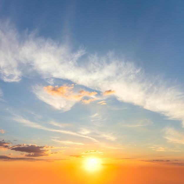 Natürlicher Hintergrund Sonnenaufgang Sonnenuntergang Himmel mit bunten Wolken und Sonne Wolkengebilde