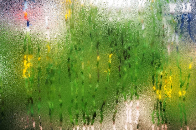 Natürlicher Hintergrund Tropfen auf beiden Seiten des Glases vom Regen und von der beschlagenden abstrakten Ansicht