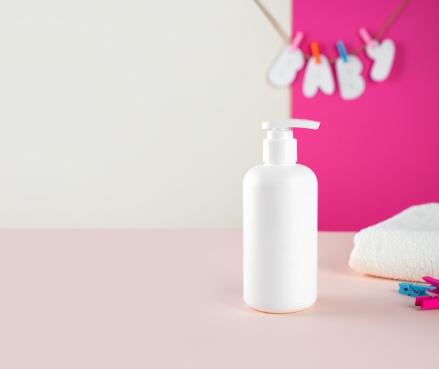 Natürlicher hypoallergener Schaum zum Baden von Kindern weiße Plastikpumpflasche Kinderkosmetik