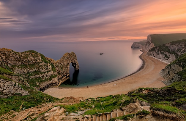 Natürlicher Kalksteinbogen an der Jura-Küste von Dorset. Durdle Tür. West Lulworth. Nordsee. Vereinigtes Königreich