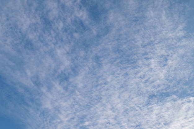Natürlicher klarer blauer Himmel mit einigen Wolken für Hintergrund- oder Hintergrundfreiheitskonzept