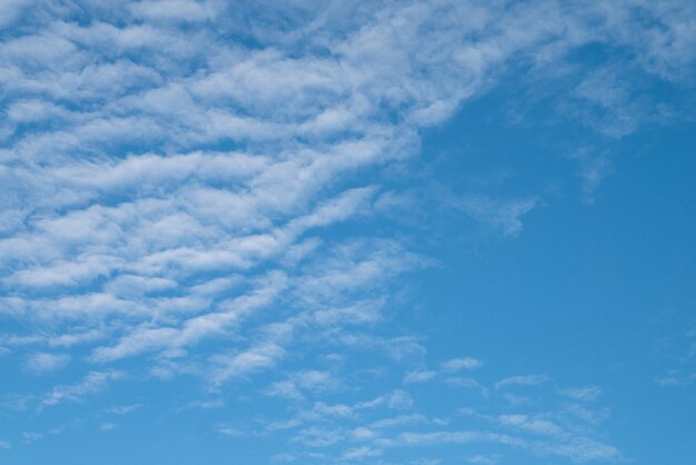 Natürlicher klarer blauer Himmel mit einigen Wolken für Hintergrund- oder Hintergrundfreiheitskonzept