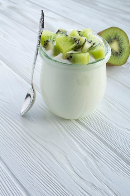 Natürlicher Milchjoghurt mit Kiwi im Glas