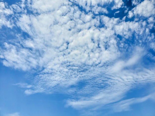 Natürlicher natürlicher blauer Hintergrund des bewölkten Himmels