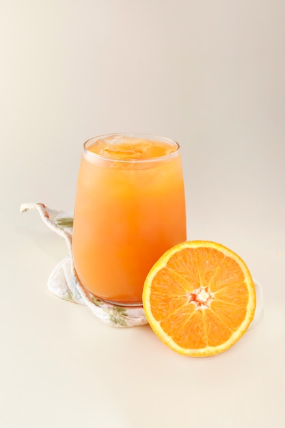 Natürlicher Orangensaft mit Eis