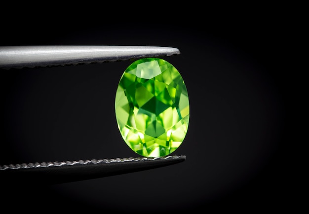 Foto natürlicher peridot edelstein oval schön geschnitten.