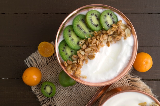 Natürlicher selbst gemachter Joghurt mit Bodenkirsche auf einem Holztisch.