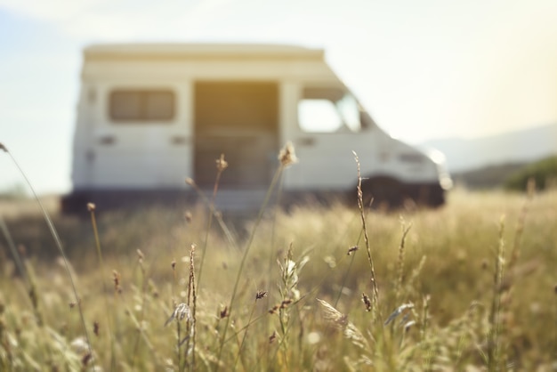 Natürlicher unscharfer Hintergrund mit Sommerreise-Van-freiem Reisekonzept