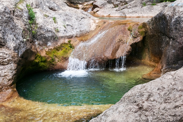 natürlicher Wasserfall in der Lagune