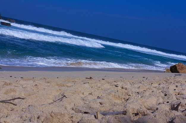 Natürlicher weißer Sand und blaues Meerwasser