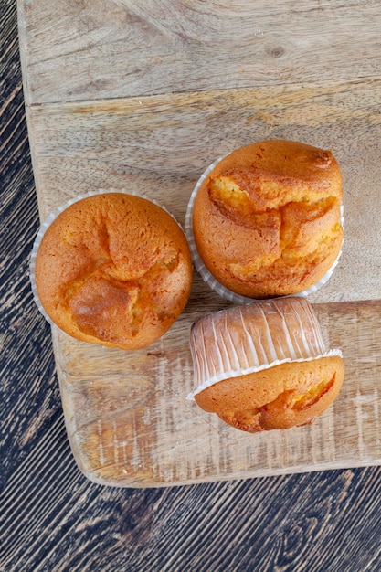 Natürlicher Weizenkuchen auf einer Tafel