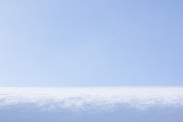 Natürlicher Winterhintergrund mit Schneeverwehungen und fallendem Schnee