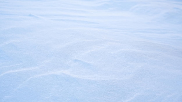 Natürlicher Winterhintergrund vom Schnee, der auf den Boden fällt