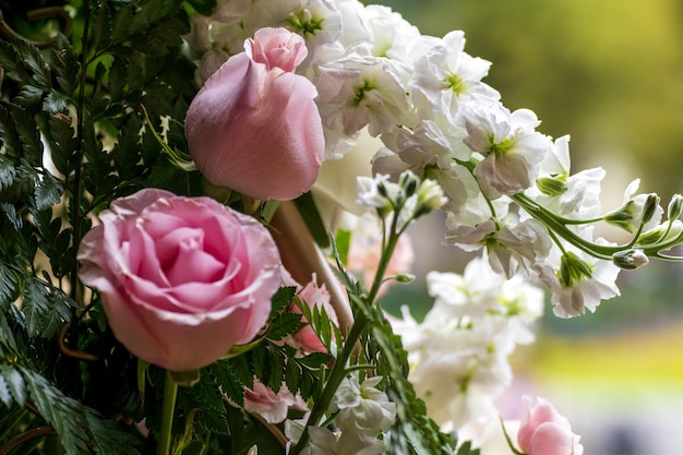 natürliches Blumenarrangement für die Hochzeit