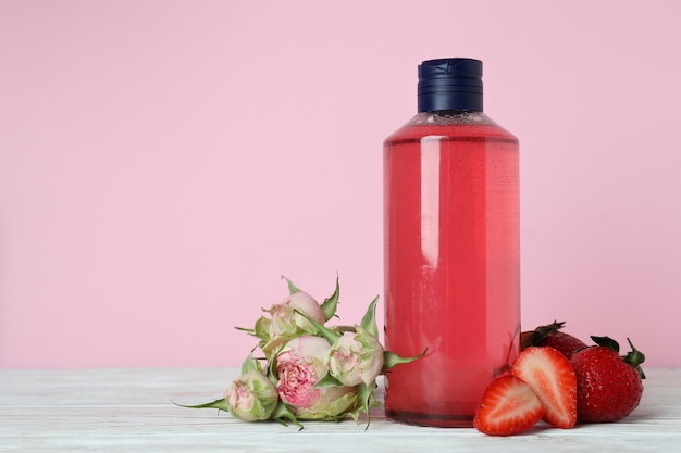 Natürliches Duschgel und Zutaten gegen rosa Hintergrund