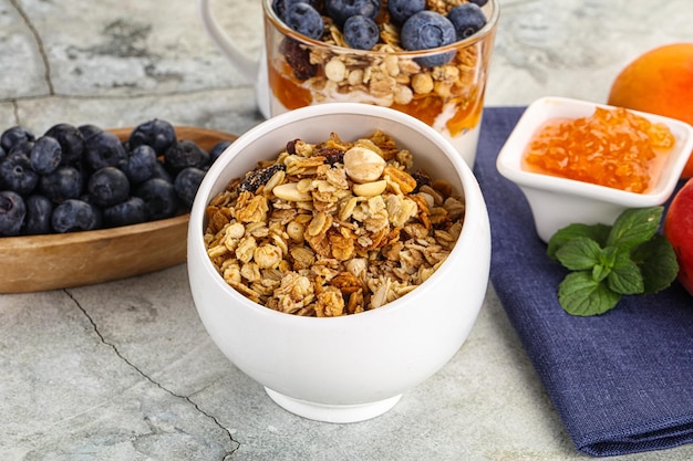 Natürliches Granola-Müsli-Müsli zum Frühstück