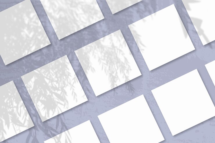 Natürliches Licht wirft Schatten auf Blätter von textiertem weißem Papier