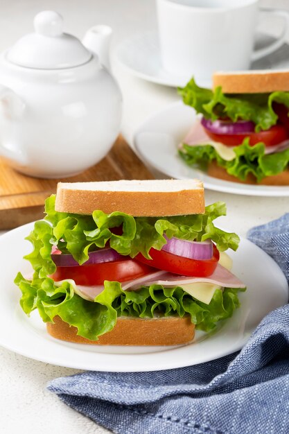 Natürliches Sandwich Sandwich mit Käse-Schinken-Salat-Tomaten und roten Zwiebeln