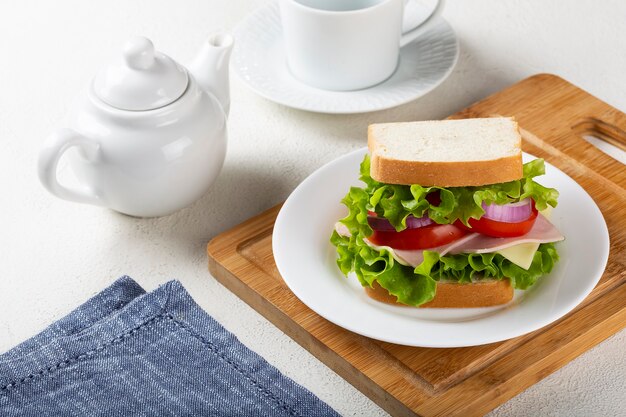 Natürliches Sandwich Sandwich mit Käse-Schinken-Salat-Tomaten und roten Zwiebeln