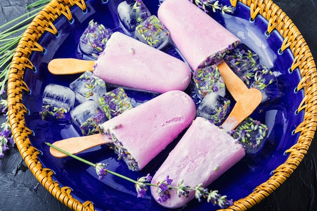 Natürliches Sommerdessert, Eis mit Lavendel.Lavendeleis am Stiel mit Lavendelblüten