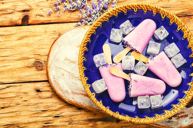 Natürliches Sommerdessert, Eis mit Lavendel.Lavendeleis am Stiel mit Lavendelblüten